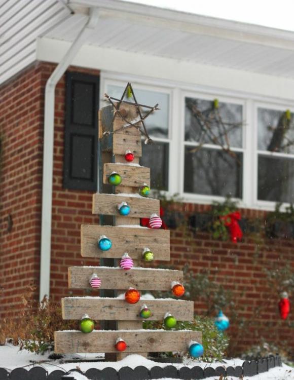 weihnachtsdeko-außen-paletten-weihnachtsbaum-weihnachtkugeln.jpg