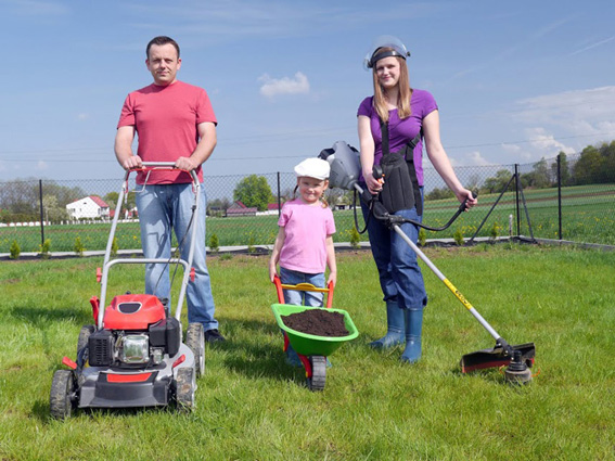 Familie bei der Gartenarbeit