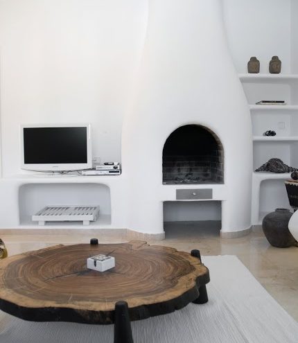 Modernes Wohnzimmer mit Kamin/Ofen
