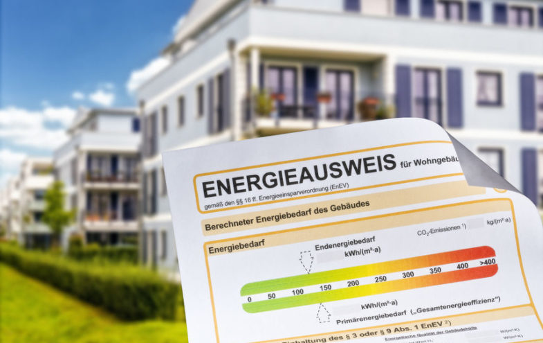 Energieausweis mit Wohnungen im Hintergrund