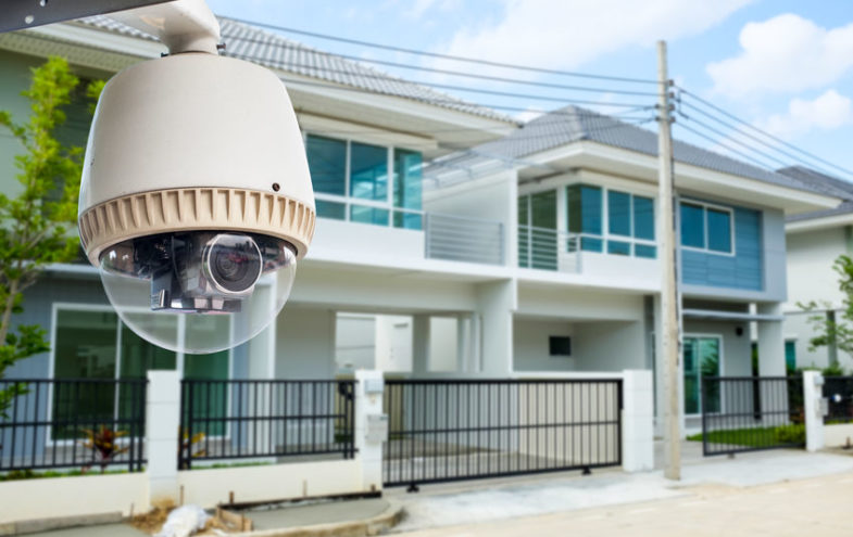 Alarmanlage Kamera vor einem Einfamilienhaus