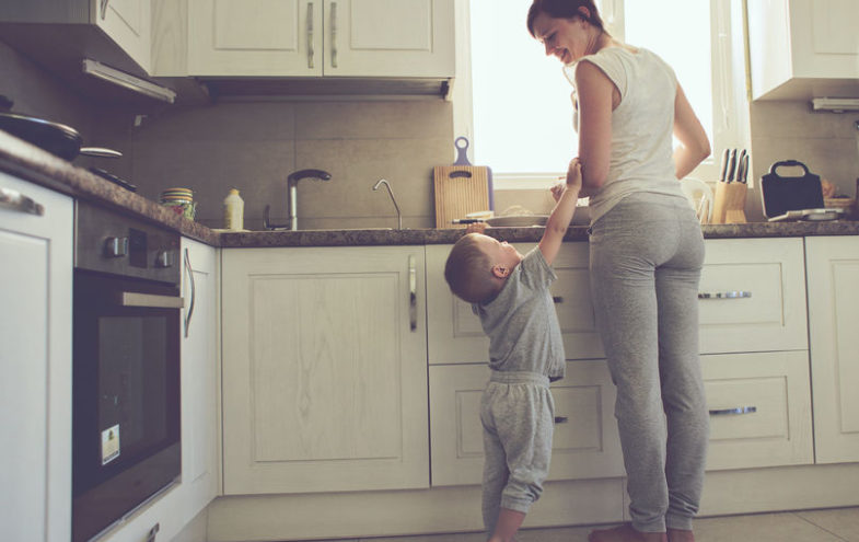 Mutter mit Kind in der Küche.