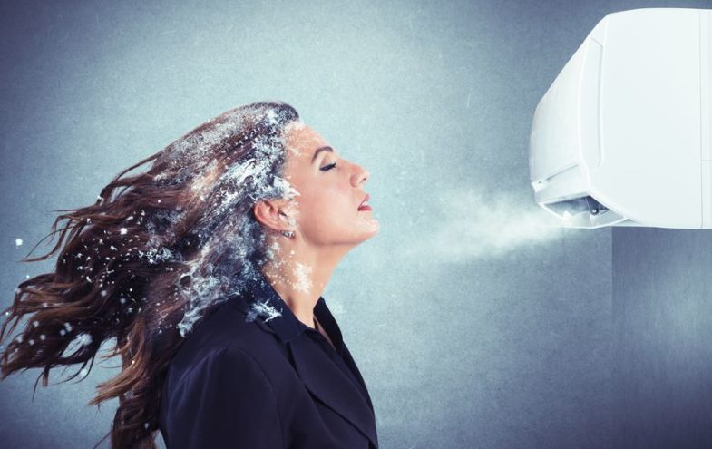 Frau mit gefrorenen Haaren vor einer Klimaanlage