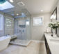 Modernes, luxuriöses Badezimmer mit grosser Duschkabine aus Glas.