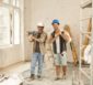 Zwei männliche Handwerker bei der Innenraumrenovierung.