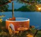 Ein holzbefeuerter Hot Tub im Garten bei Abendlicht.