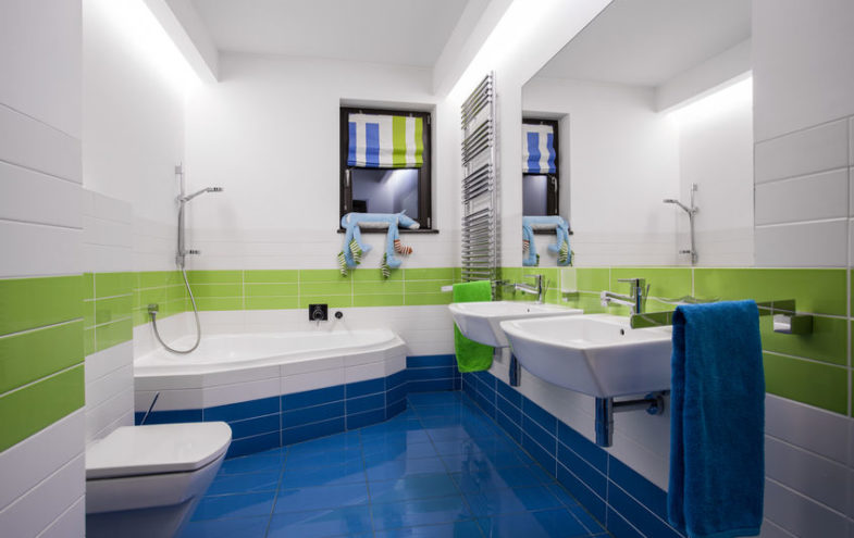 Modernes Badezimmer mit gestrichenen Fliesen in verschiedenen Farben.