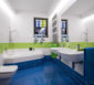 Modernes Badezimmer mit gestrichenen Fliesen in verschiedenen Farben.