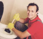 Sanitärexperte mit Saugglocke behebt die Verstopfung einer Toilette.