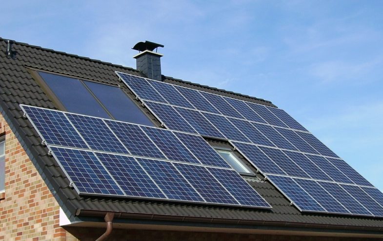 Solarzellen auf dem Dach eines Einfamilienhauses.