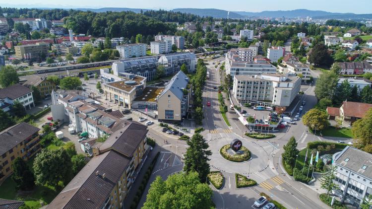 Luftaufnahme der Stadt Kloten in der Schweiz.