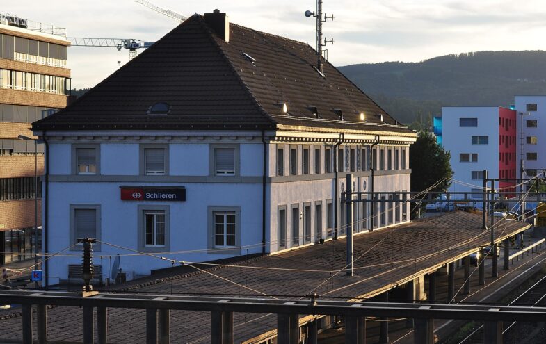 Der Bahnhof von Schlieren bei Sonnenuntergang.