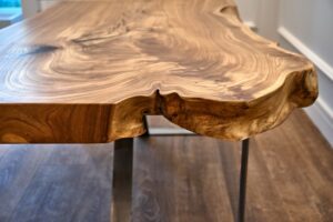 Ein handgefertigter Holztisch