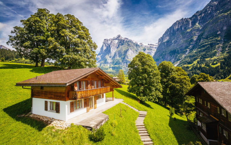 Ein schönes Bauernhaus mit Blick auf die Schweizer Alpen.