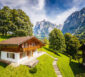 Ein schönes Bauernhaus mit Blick auf die Schweizer Alpen.