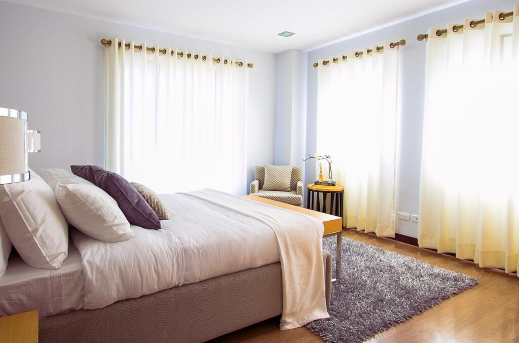 Modernes Schlafzimmer eingerichtet mit farblich passenden Textilien.
