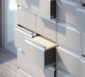 Aktenschrank aus Stahl mit halboffenen Schubladen.