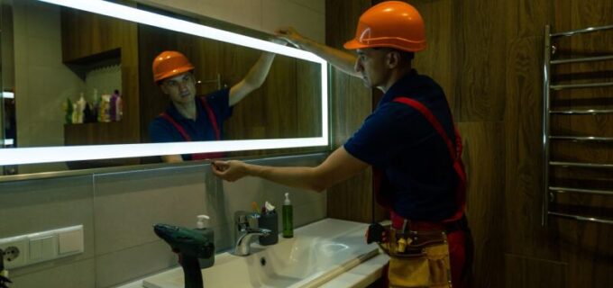 Beleuchtung Badezimmerspiegel reparieren – wer kann mir helfen & was sind die Kosten?