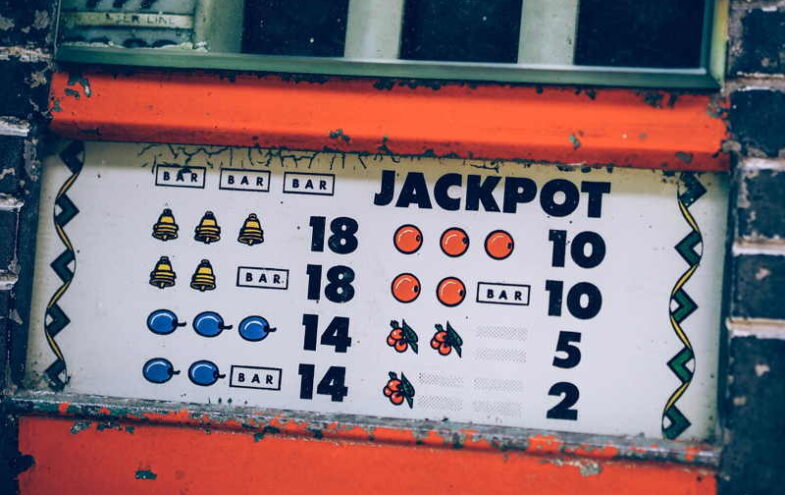 Ein historischer Echtgeld-Spielautomat mit unterschiedlichen Symbolen und Zahlenwerten.