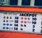 Ein historischer Echtgeld-Spielautomat mit unterschiedlichen Symbolen und Zahlenwerten.